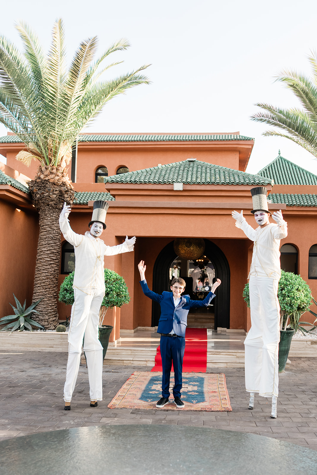 Troupe de musiciens traditionnels marocains jouant qraqeb et tbel pour l'arrivée des invités